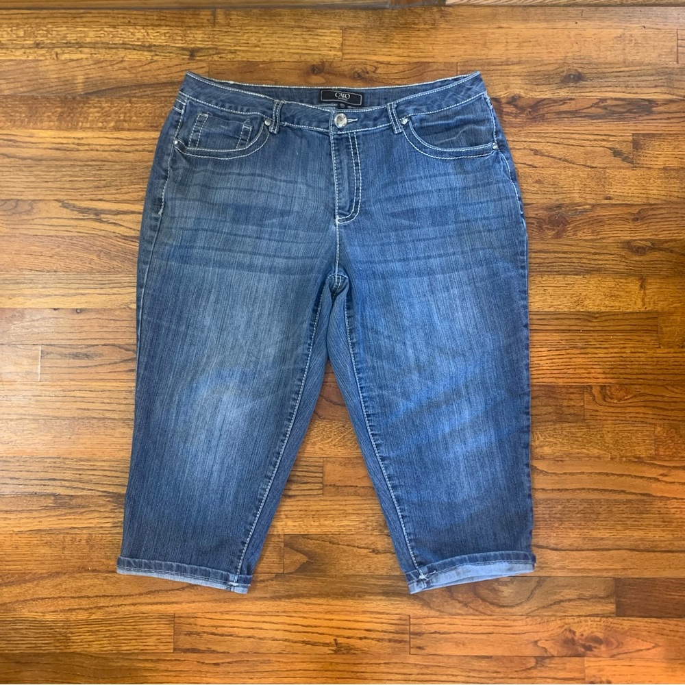 Cato Capri Knee Length Stonewashed Blue Jeans 
18W
Embellished Pocket
Length 31” - Picture 11 of 16